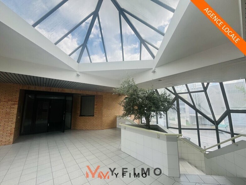 Office in Saint-Germain-en-Laye for lease - Building Photo - Image 3 of 10