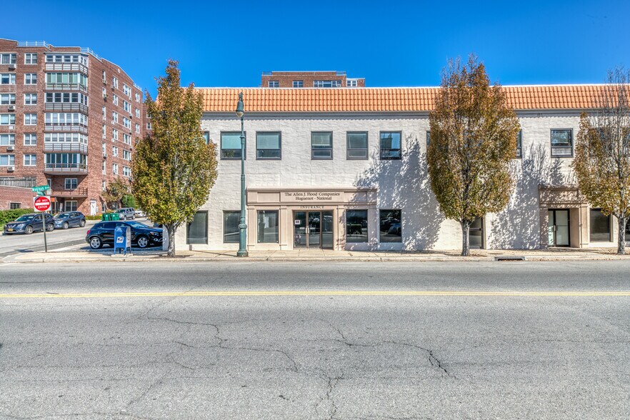 2 Madison Ave, Larchmont, NY à louer - Photo du bâtiment - Image 3 de 5