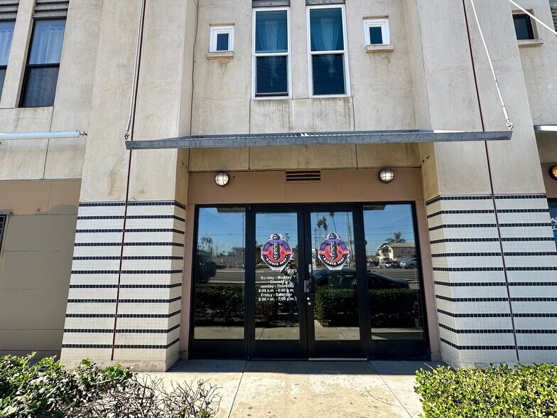 8021 S Vermont Ave, Los Angeles, CA à vendre - Photo du bâtiment - Image 3 de 8