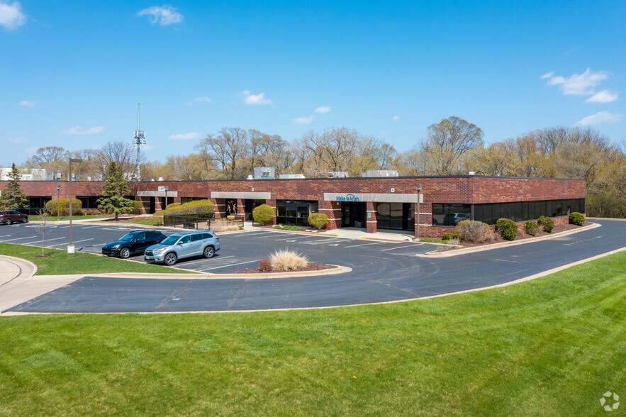 11020 W Plank Ct, Wauwatosa, WI for lease - Building Photo - Image 3 of 11