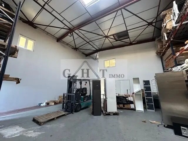 Industriel dans Sainte-Geneviève-des-Bois à louer - Photo du bâtiment - Image 2 de 8