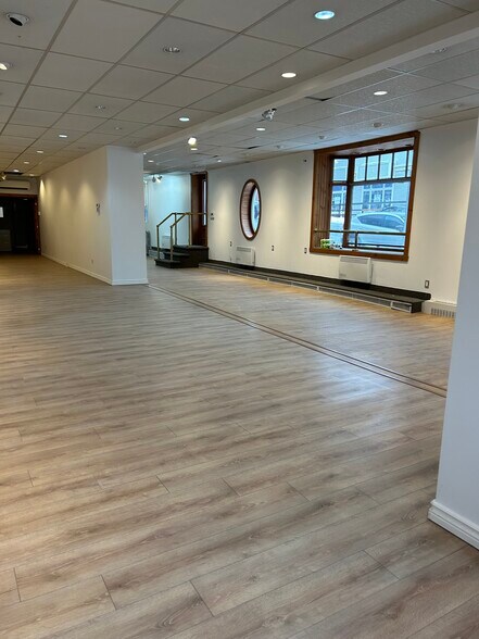 116 Rue Principale E, Sainte-agathe-des-monts, QC à louer - Photo du bâtiment - Image 2 de 2