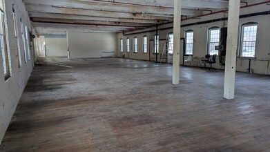 20 Ladd Ave, Florence, MA à vendre Photo intérieure- Image 1 de 2