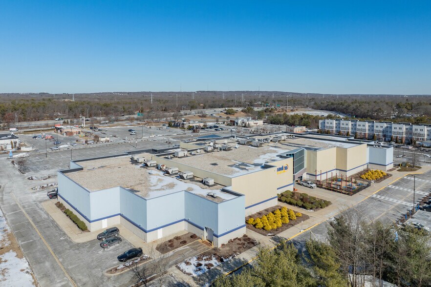 185 Morris Ave, Holtsville, NY à vendre - Vidéo aérienne - Image 2 de 5