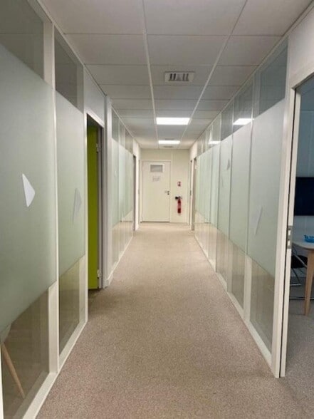 Office in Massy for lease - Interior Photo - Image 2 of 28
