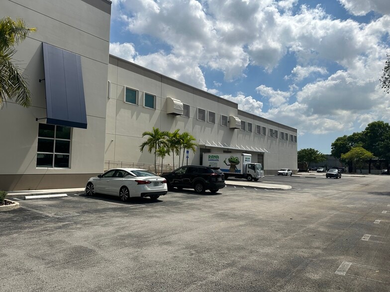 10000 NW 25th St, Doral, FL for lease - Building Photo - Image 1 of 8