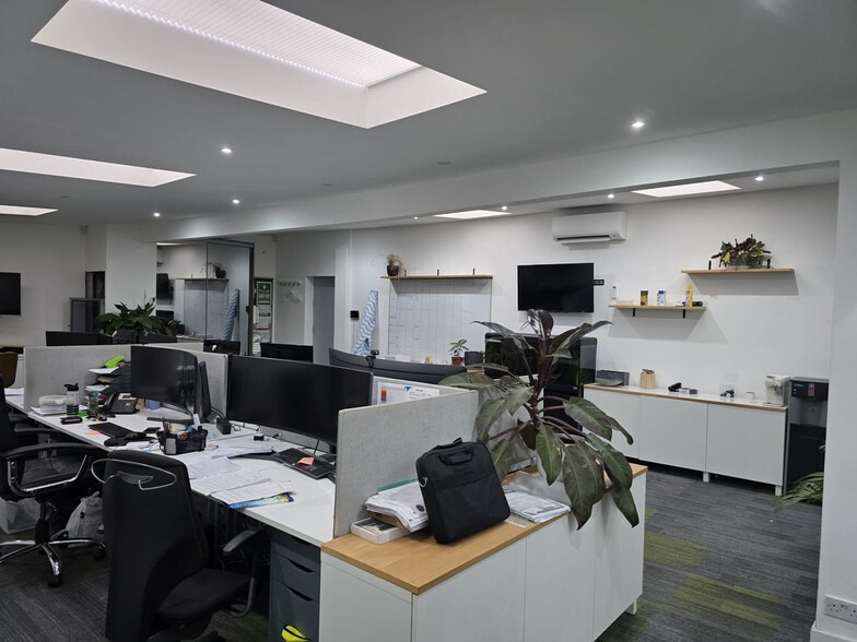 2A Fortis Green, London for lease - Interior Photo - Image 3 of 7