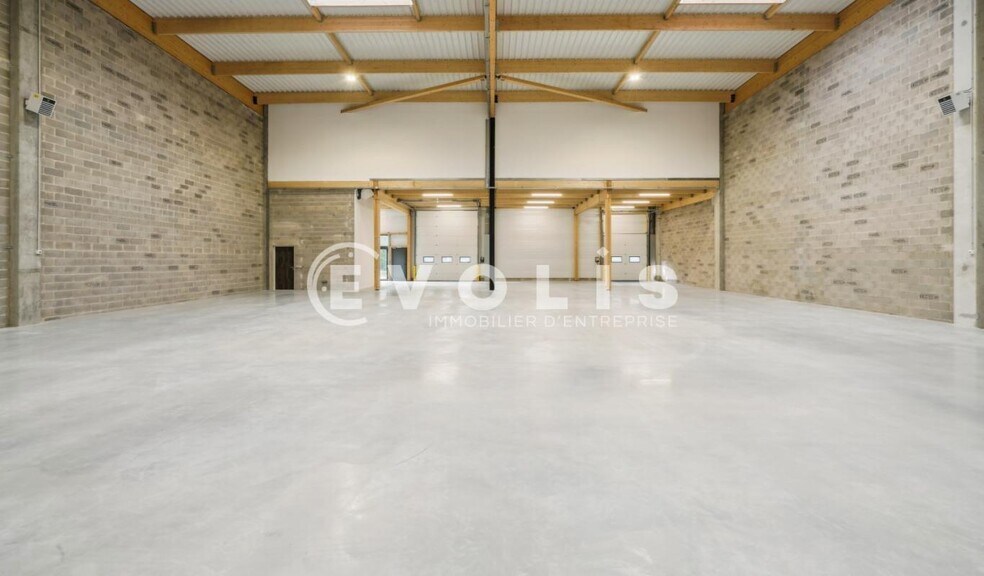 Office in Graveson for lease - Building Photo - Image 2 of 11