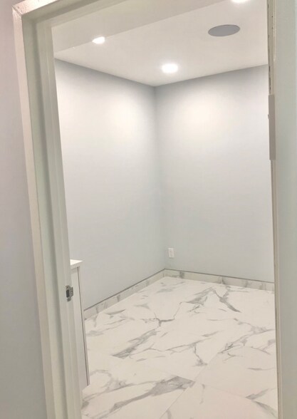 228 W 82nd St, New York, NY à louer - Photo du bâtiment - Image 3 de 9