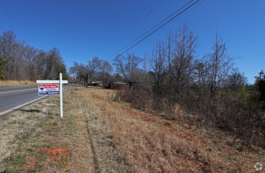 3301 Lake Dr, Charlotte, NC à vendre - Photo du bâtiment - Image 2 de 2