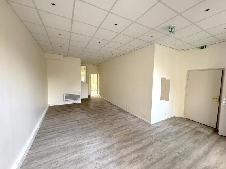 Office in Versailles for lease - Building Photo - Image 3 of 13