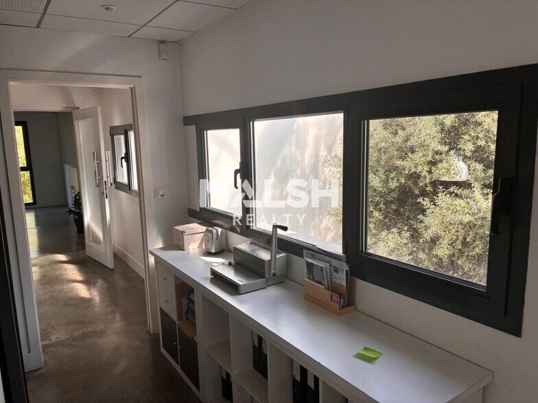 Bureau dans Décines-Charpieu à louer - Photo du bâtiment - Image 3 de 10