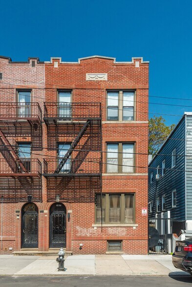 3432 33rd St, Astoria, NY à vendre - Photo du bâtiment - Image 2 de 12
