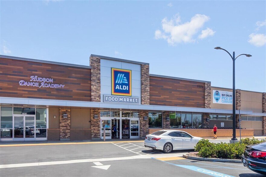 17120 Magnolia St, Fountain Valley, CA à louer - Photo du bâtiment - Image 2 de 9