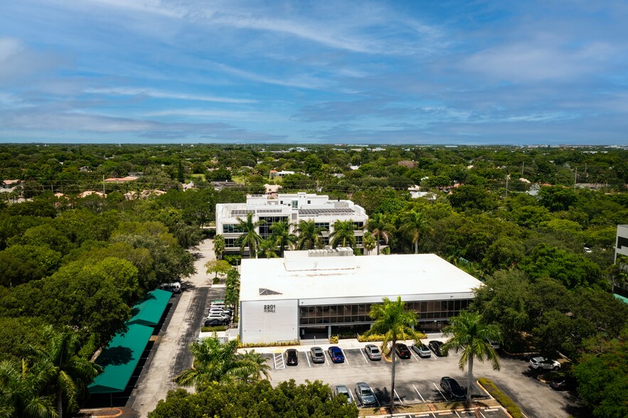 2201 NW Corporate Blvd, Boca Raton, FL à vendre - Photo du bâtiment - Image 2 de 13
