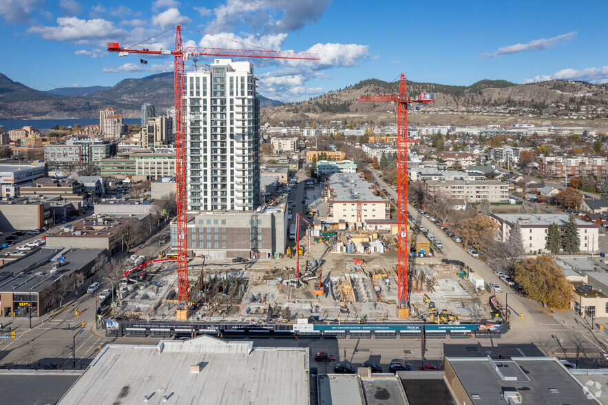 1499 St Paul St, Kelowna, BC à louer - Photo du bâtiment - Image 3 de 12