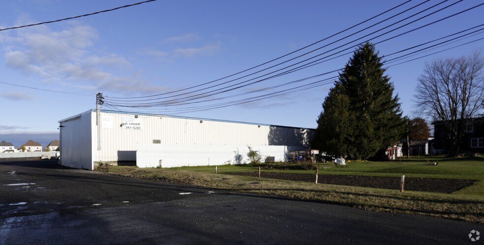 1065 Av des Perron, Laval, QC à louer - Photo du bâtiment - Image 2 de 5