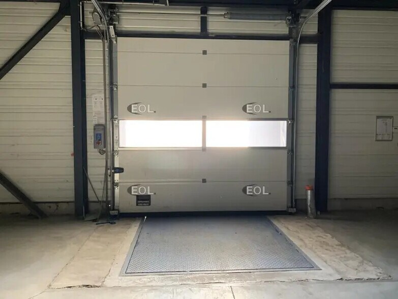 Industrial in Aix-en-Provence for lease - Interior Photo - Image 3 of 8