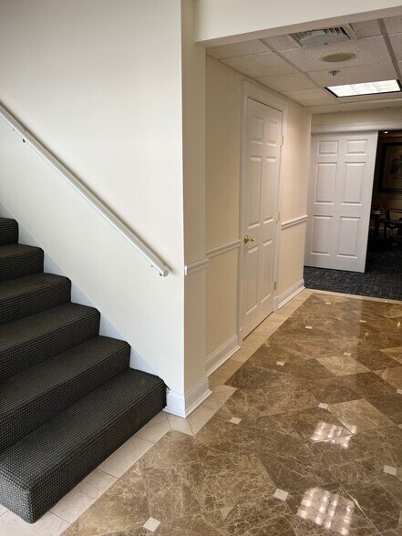 255 S Regent St, Port Chester, NY à louer - Photo intérieure - Image 3 de 4