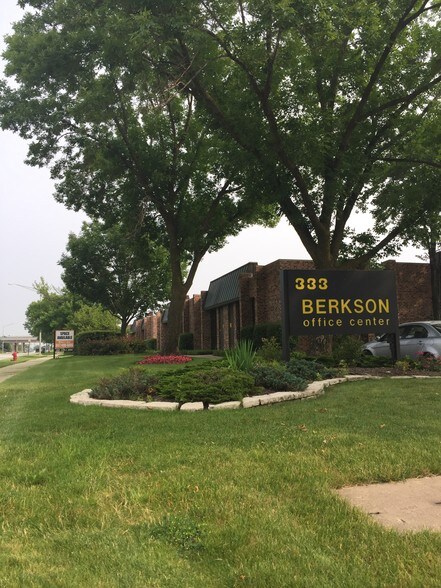 333 Skokie Blvd, Northbrook, IL à louer - Photo du bâtiment - Image 2 de 13