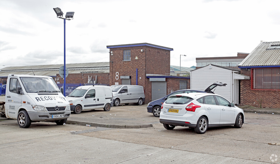 25 Thames Rd, Barking for lease - Building Photo - Image 2 of 2