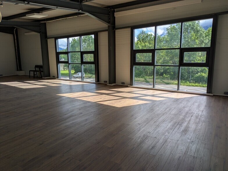 Retail in Chignin for lease - Interior Photo - Image 3 of 11
