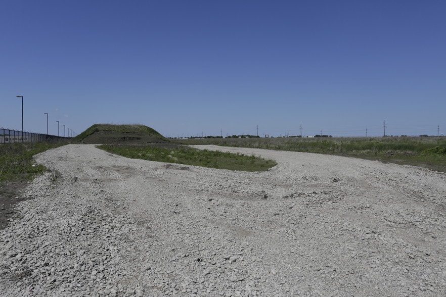 001 Macom Dr, Dekalb, IL for lease - Construction Photo - Image 2 of 4