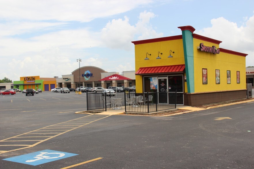 1001-1039 Nederland Ave, Nederland, TX à louer - Photo du bâtiment - Image 2 de 5