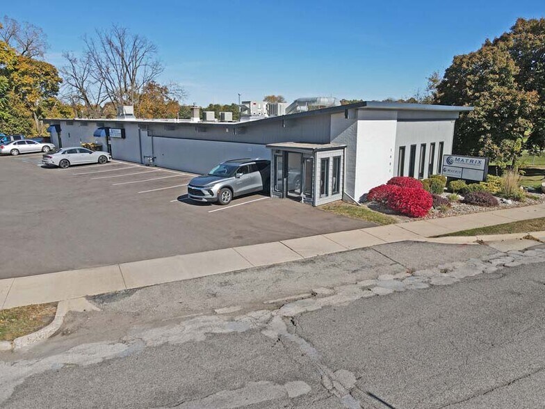 1601 E Cesar E Chavez Ave, Lansing, MI à louer - Photo du bâtiment - Image 2 de 11