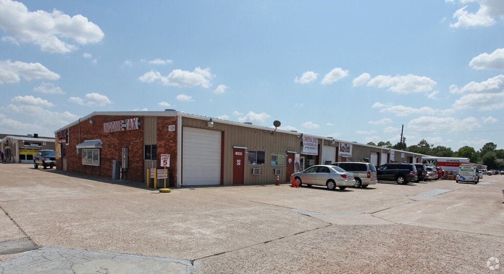 13329 Veterans Memorial Dr, Houston, TX for lease - Building Photo - Image 3 of 7