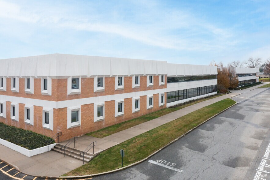 6800 Jericho Tpke, Syosset, NY à louer - Photo du bâtiment - Image 2 de 5