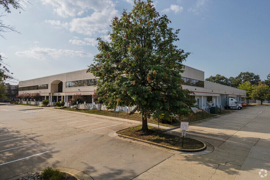 6820 Commercial Dr, Springfield, VA à louer - Photo du bâtiment - Image 3 de 9