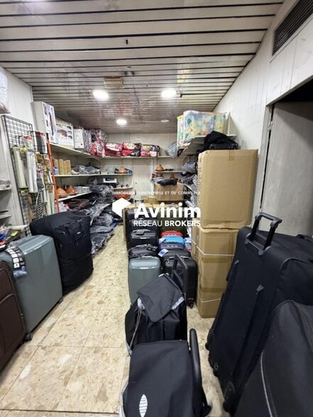 Retail in Paris for lease - Interior Photo - Image 3 of 3