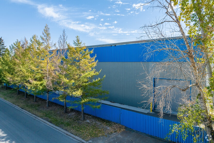 5715 35th St SE, Calgary, AB à vendre - Photo du bâtiment - Image 2 de 5