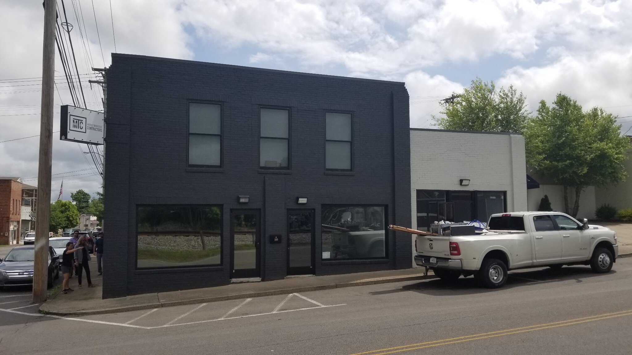 105 W Railroad St, Dickson, TN for lease Building Photo- Image 1 of 8