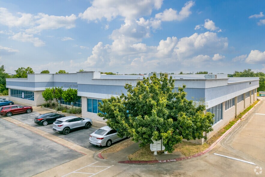 1611 Chisholm Trail Rd, Round Rock, TX à louer - Photo du bâtiment - Image 2 de 4