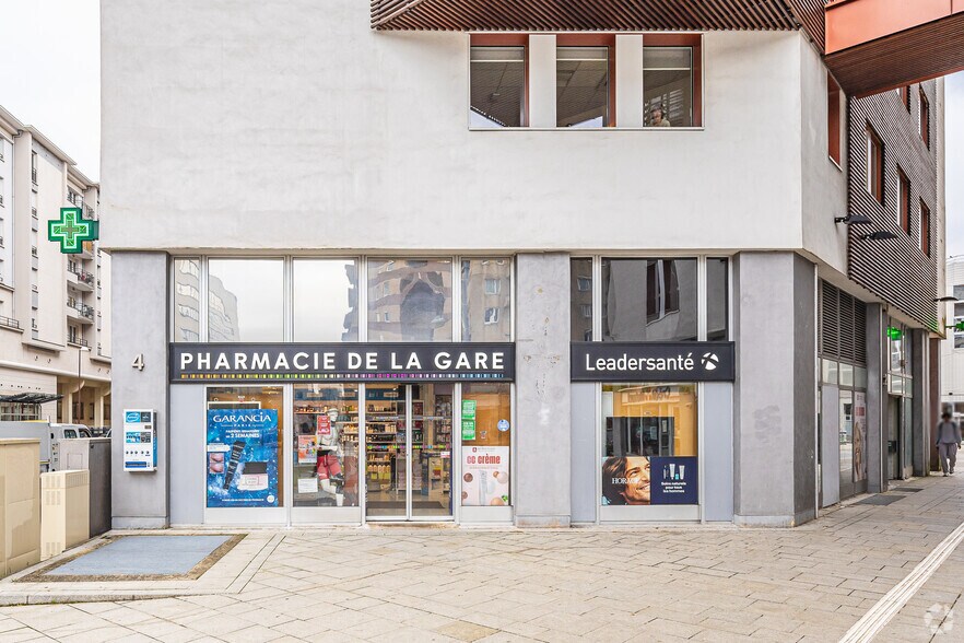 28-34 avenue du Centre, Montigny-le-Bretonneux à louer - Photo du bâtiment - Image 3 de 5