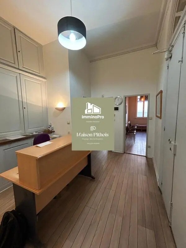 Retail in Marseille for lease Interior Photo- Image 1 of 5