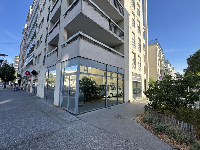 Retail in Lyon for sale - Building Photo - Image 1 of 11