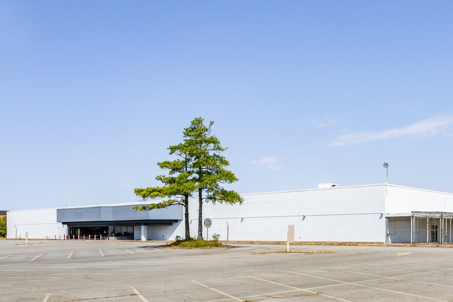 2901 Pines Mall Dr, Pine Bluff, AR for sale - Building Photo - Image 1 of 1