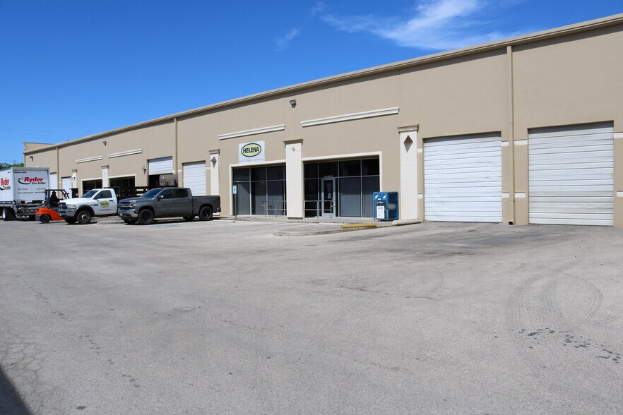 17353-17357 Bell North Dr, Schertz, TX for lease - Building Photo - Image 2 of 6