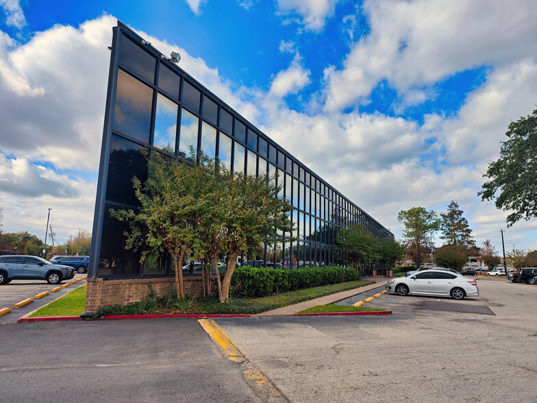 6009 Richmond Ave, Houston, TX for lease - Building Photo - Image 2 of 4