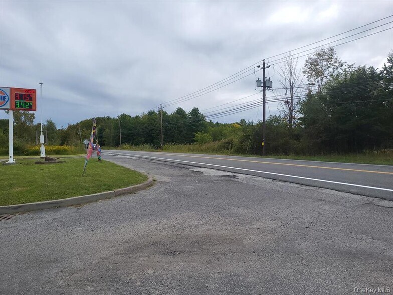 328 Bloomingburg Rd, Middletown, NY à vendre - Photo du bâtiment - Image 2 de 10