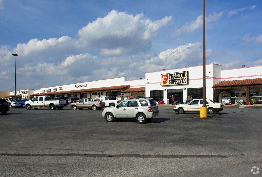 540 10th St, Floresville, TX for lease - Building Photo - Image 1 of 19