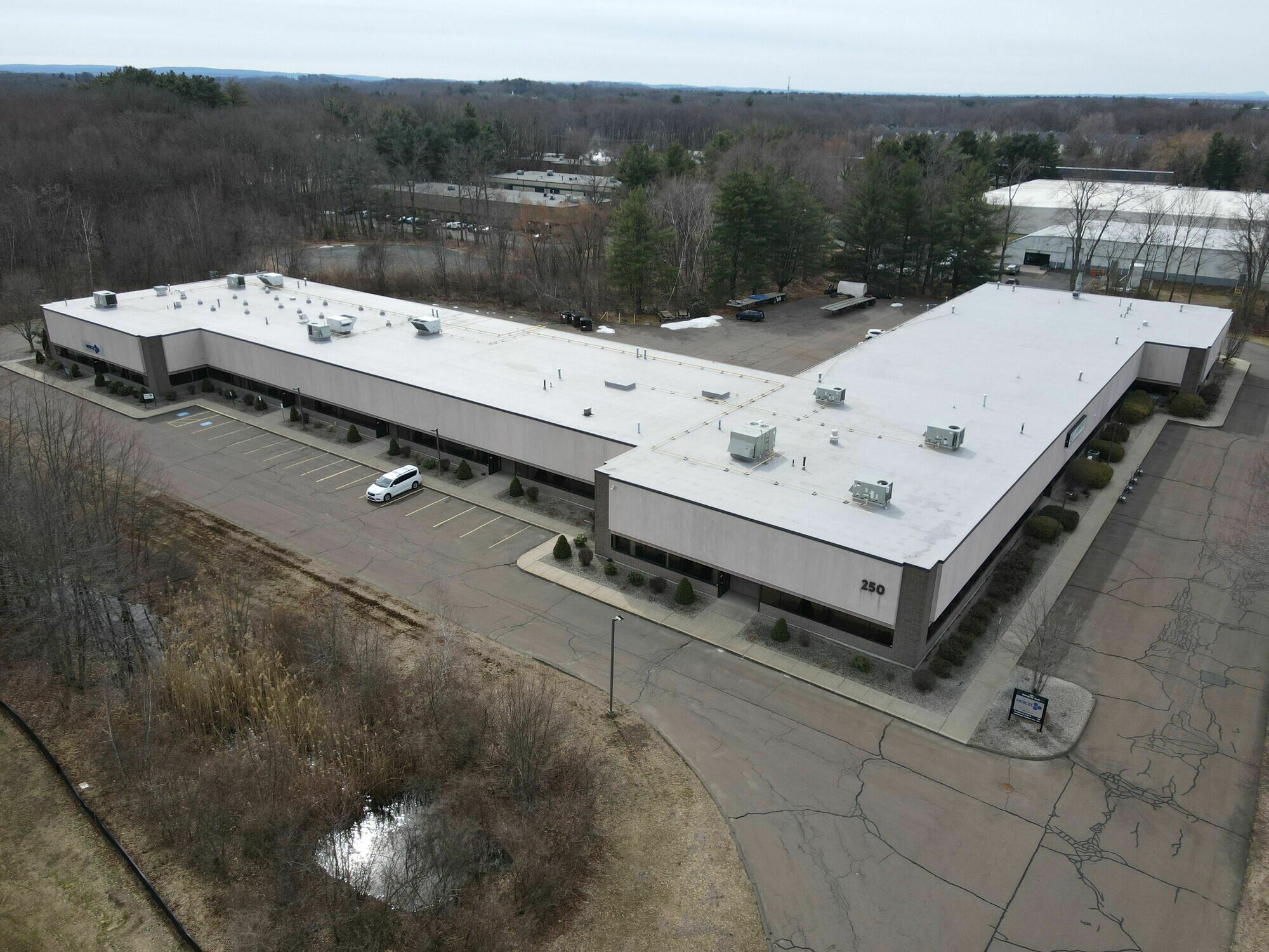 250 Nutmeg Rd S, South Windsor, CT à vendre Photo du bâtiment- Image 1 de 20