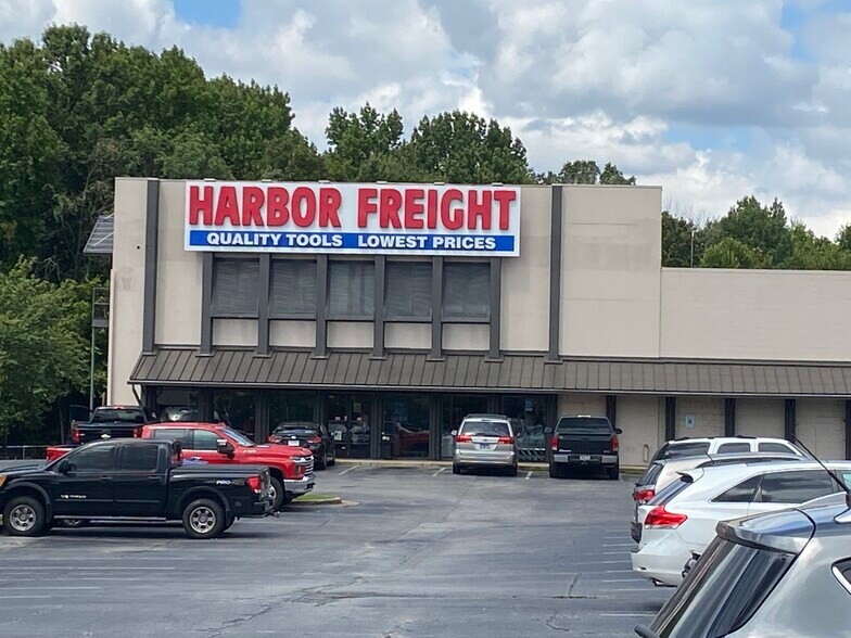 5801 Brainerd Rd, Chattanooga, TN à louer - Photo du bâtiment - Image 2 de 12