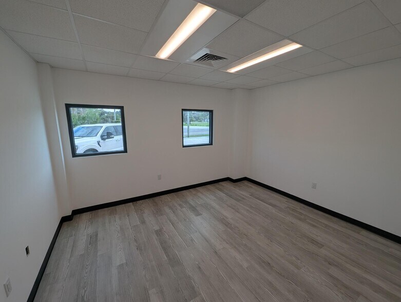 450 Old Dixie Hwy, Vero Beach, FL à louer - Photo du bâtiment - Image 3 de 10