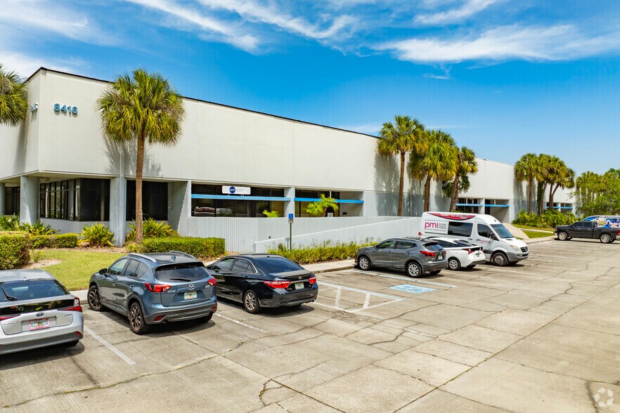 8402 Laurel Fair Cir, Tampa, FL à louer - Photo principale - Image 2 de 5