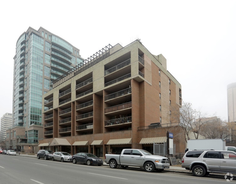 718 12th Ave SW, Calgary, AB à vendre - Photo du bâtiment - Image 2 de 4