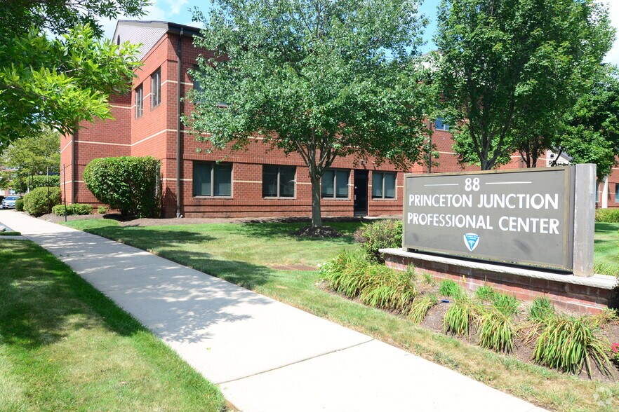 88 Princeton Hightstown Rd, Princeton Junction, NJ à louer - Photo du bâtiment - Image 1 de 9